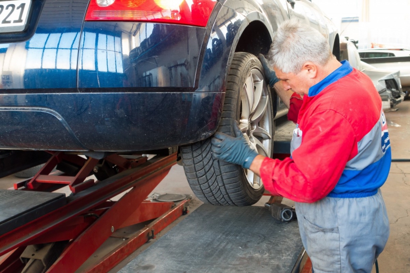 vitrine-CUERS-min_auto_repair_repair_lift_auto_mechanic_work_clothes_master_professional_man_of_the_fold-685629