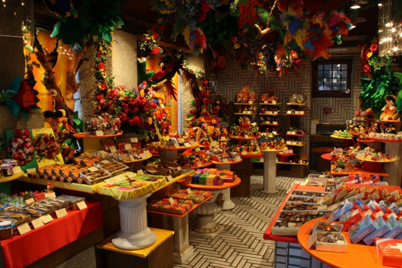 vitrine-CUERS-min_candy_store_chocolate_shop_chocolate_switzerland-393515