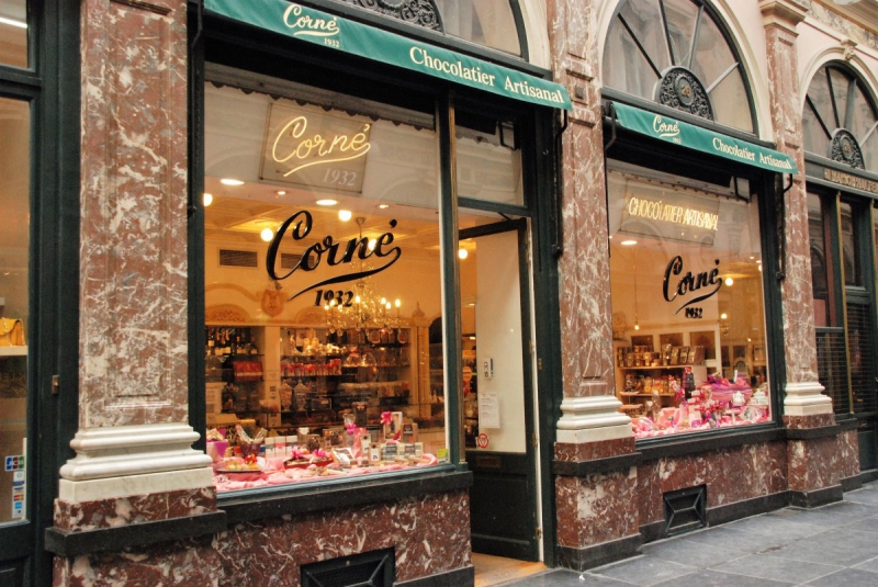 vitrine-CUERS-min_chocolate_chocolaterie_shop_luxury_chic_gallery_brussels_belgium-558146