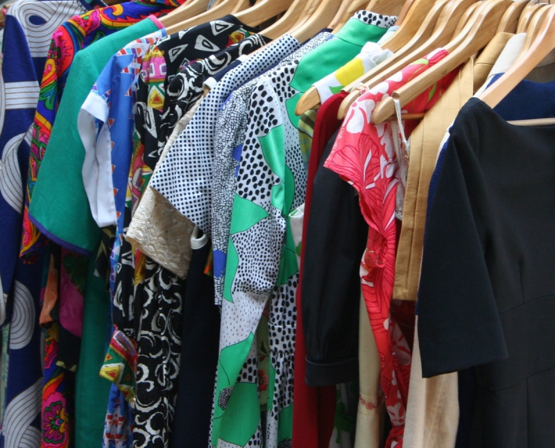 vitrine-CUERS-min_dresses_apparel_clothing_clothes_clothes_hangers_wooden_hangers_retail_shop_closet-1149845