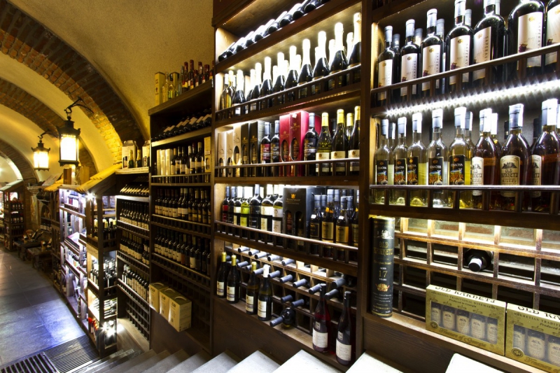 vitrine-CUERS-min_world_street_travel_shop_canon_georgia_wine_bottles-429767
